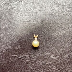 Elegant Gold Pearl Pendant